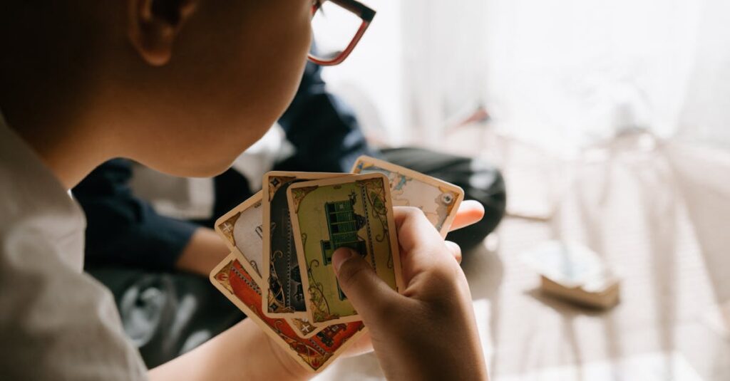 午後の集中した時間に、家族全員で戦略ボードゲームを楽しむ様子。思考しながらゲームを進める表情が印象的