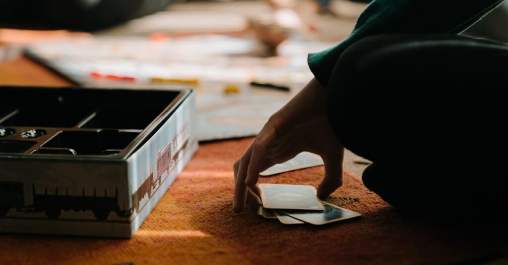 小学生の女の子と親がリビングでボードゲームを楽しみ、笑顔で会話している様子