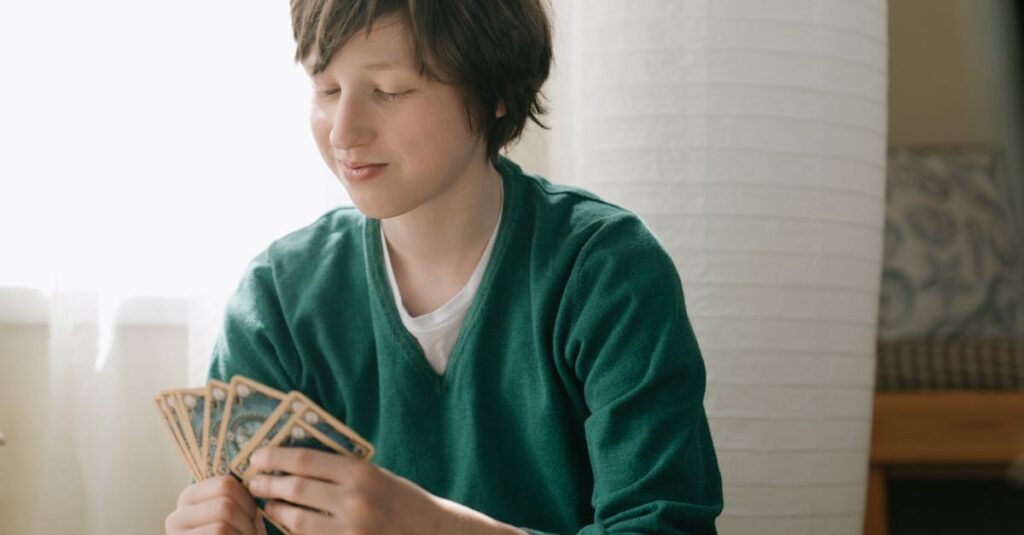 中高生が戦略を立てながら本格的なボードゲームに熱中している様子