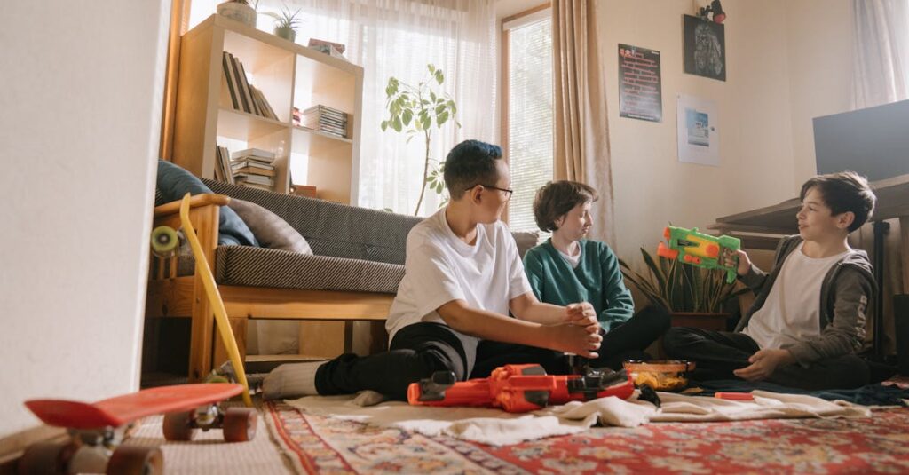 友達や兄弟と協力しながらボードゲームで遊ぶ小学生