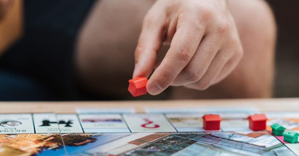 家族がリビングでボードゲームを囲み、笑顔で楽しんでいる様子