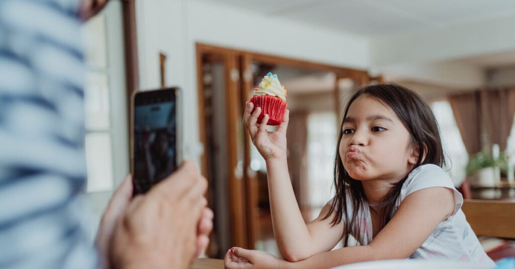 笑いが絶えないボードゲームを楽しむ家族。子どもと大人が一緒に盛り上がっている様子