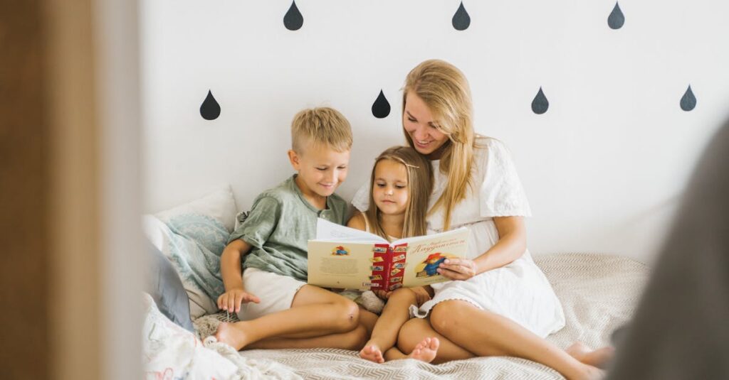 ボードゲームをしながら会話を楽しむ親子の笑顔。自然なコミュニケーションが生まれる瞬間。