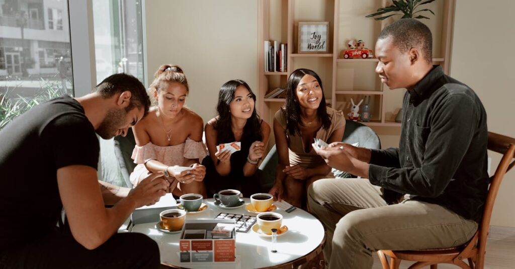 家族や友人がテーブルでボードゲームをしながら笑っている様子。明るく和やかな雰囲気。