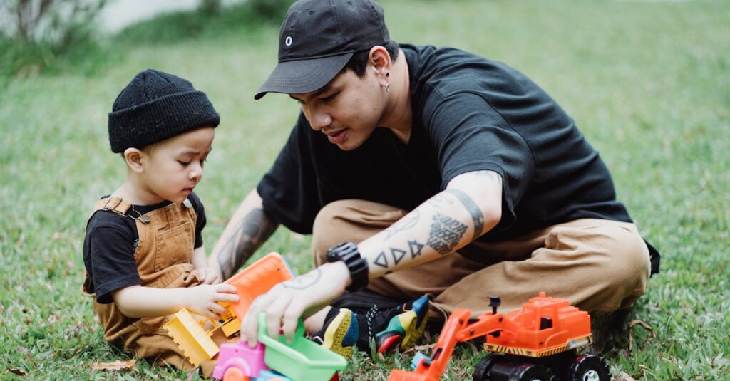 親が幼児向けゲームを選んでいる様子。年齢や安全性を確認しながら、笑顔で選択する家族の姿が印象的な場面