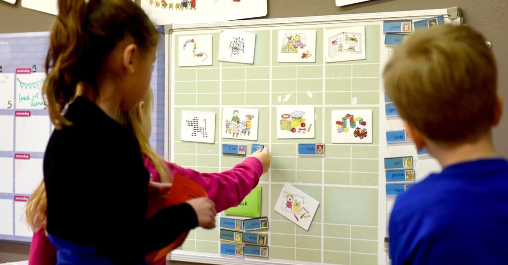 小学生低学年向けの教育的なボードゲームで遊ぶ兄弟。楽しみながら考える力を育む様子