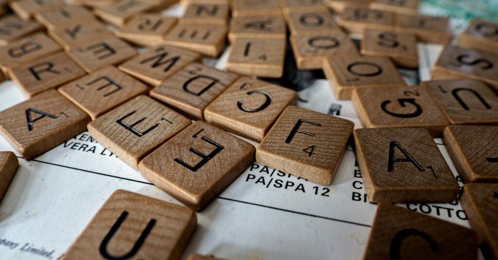 中高生と親が真剣に戦略系のボードゲームに取り組んでいる。笑いあり、頭脳戦ありの濃密な時間。