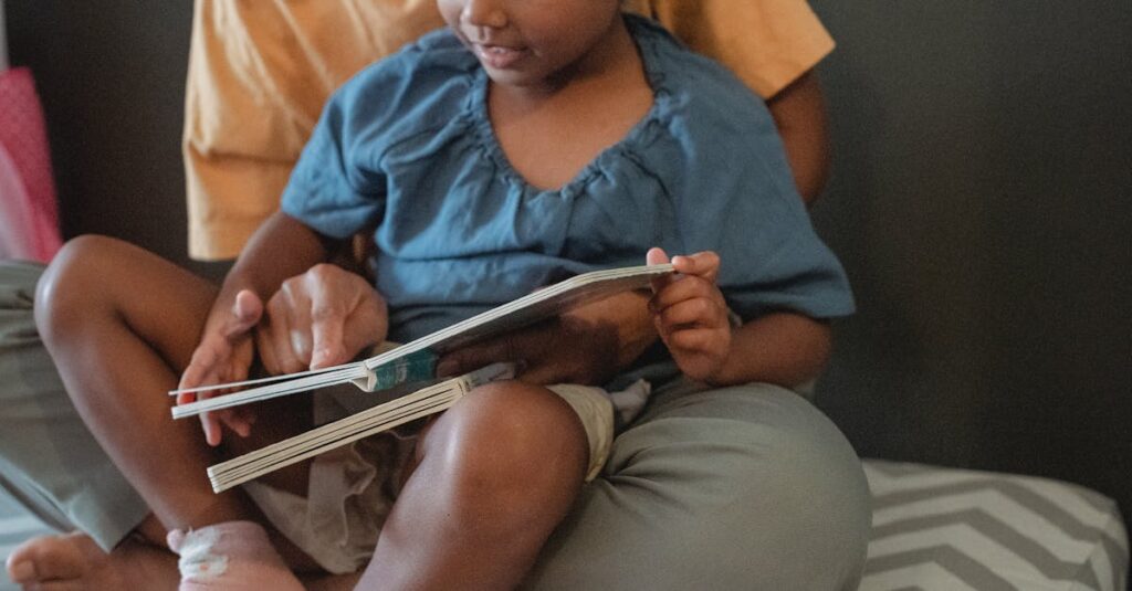 家族とゲームを通じて自己肯定感を育てる幼児。笑顔で親と向き合い、自信を持った表情を見せている子どもの姿