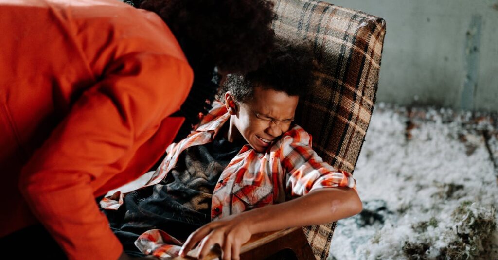 ボードゲームで負けてしまい不機嫌になる子ども。親がフォローしている和やかな場面