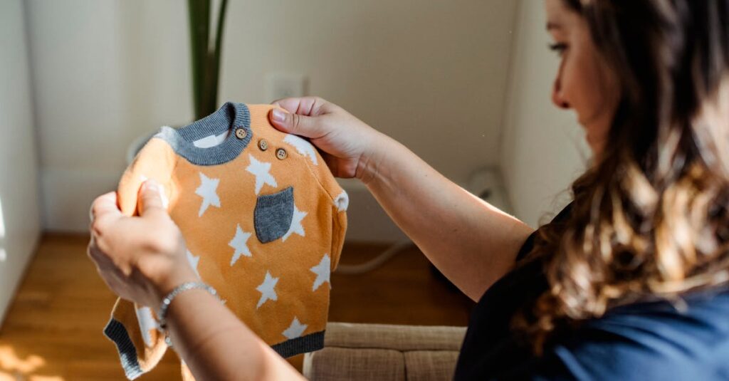 知育ボードゲームを選んでいる家族の様子。棚の前で悩みながら子どもの成長を考える親の姿。