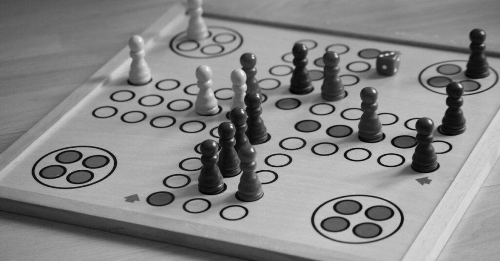 年末年始に毎年恒例として家族全員でボードゲームを楽しむシーン。笑顔と伝統が息づく様子。