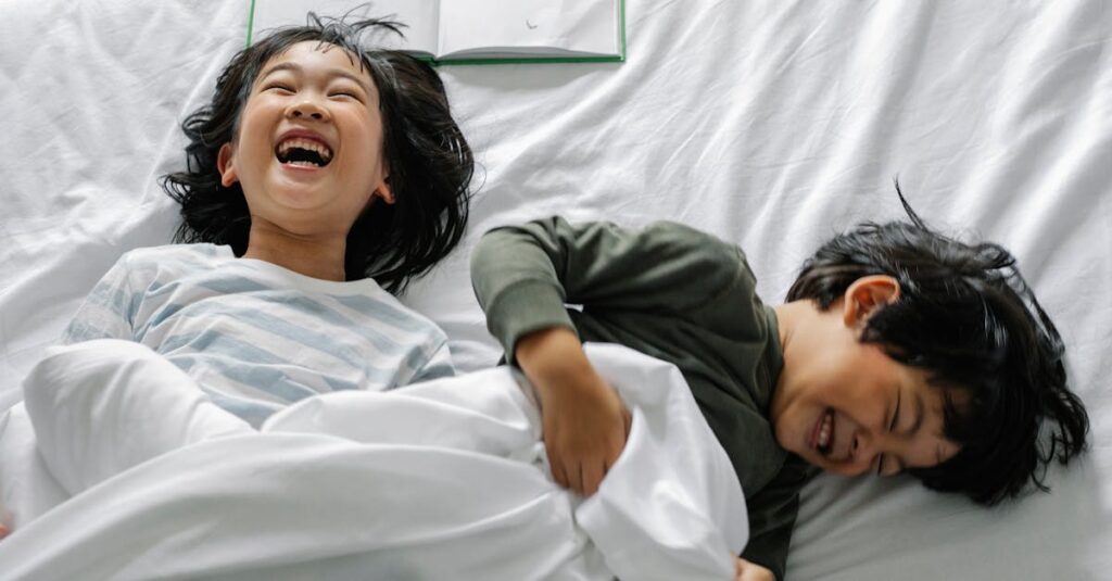 笑いが絶えないボードゲームを楽しむ家族。子どもと大人が一緒に盛り上がっている様子