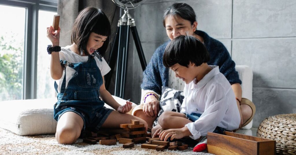 小学生の子どもたちと家族が家でボードゲームを楽しみながら笑顔で過ごしている様子