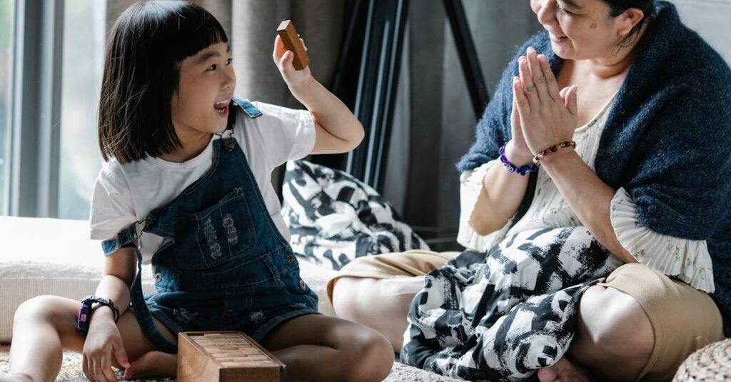 小学生の子どもたちと家族が家でボードゲームを楽しみながら笑顔で過ごしている様子