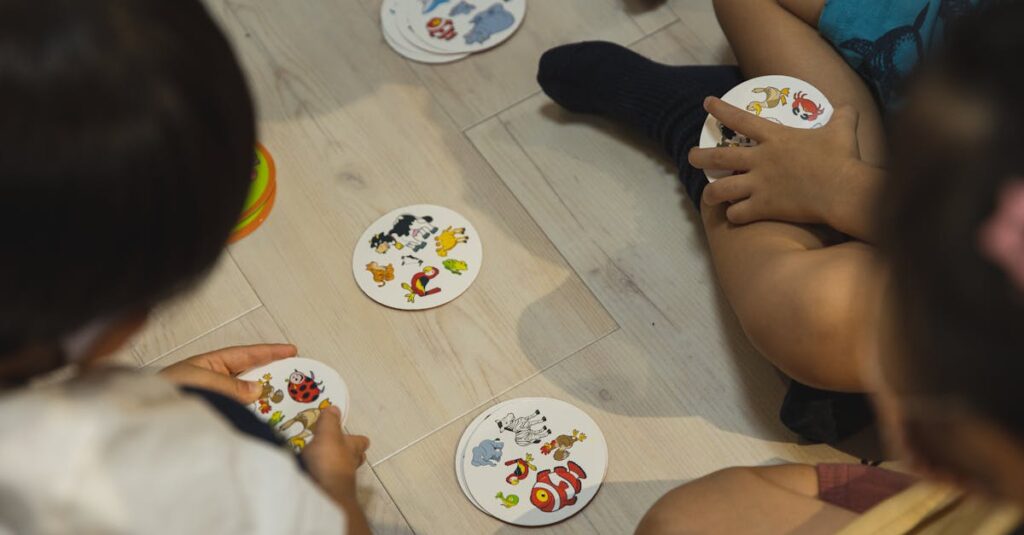 幼児と親が一緒に簡単で安全なボードゲームを楽しんでいる。遊びながら学び、親子の絆が深まる様子。