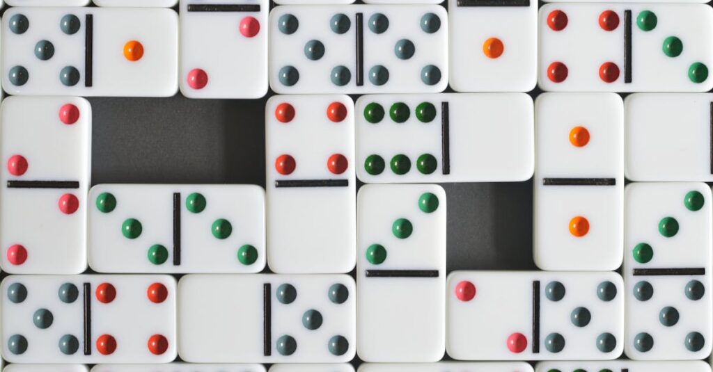 駒やカードを整理して収納ボックスにきれいに収める家族の工夫