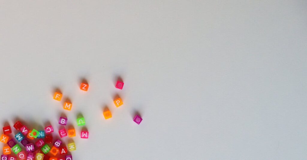 子どもが知育ボードゲームで遊ぶ様子。親子で楽しみながら学んでいる家庭の風景。