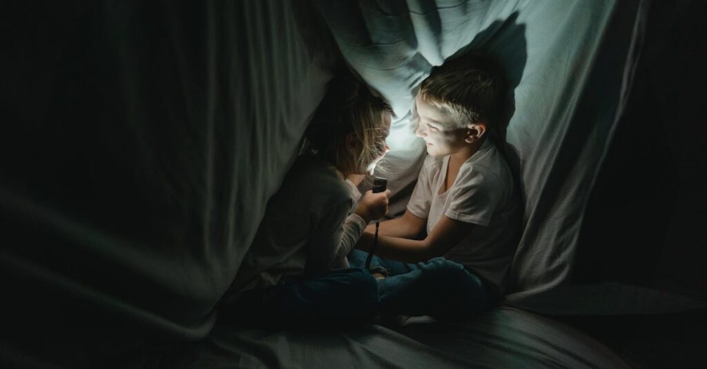 プレイ人数と時間を考慮してボードゲームを選ぶ家族。バランスよく楽しめるゲームを選ぶ様子