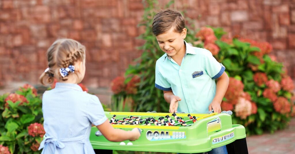 ウボンゴで兄弟対決を楽しむ小学生の子どもたち