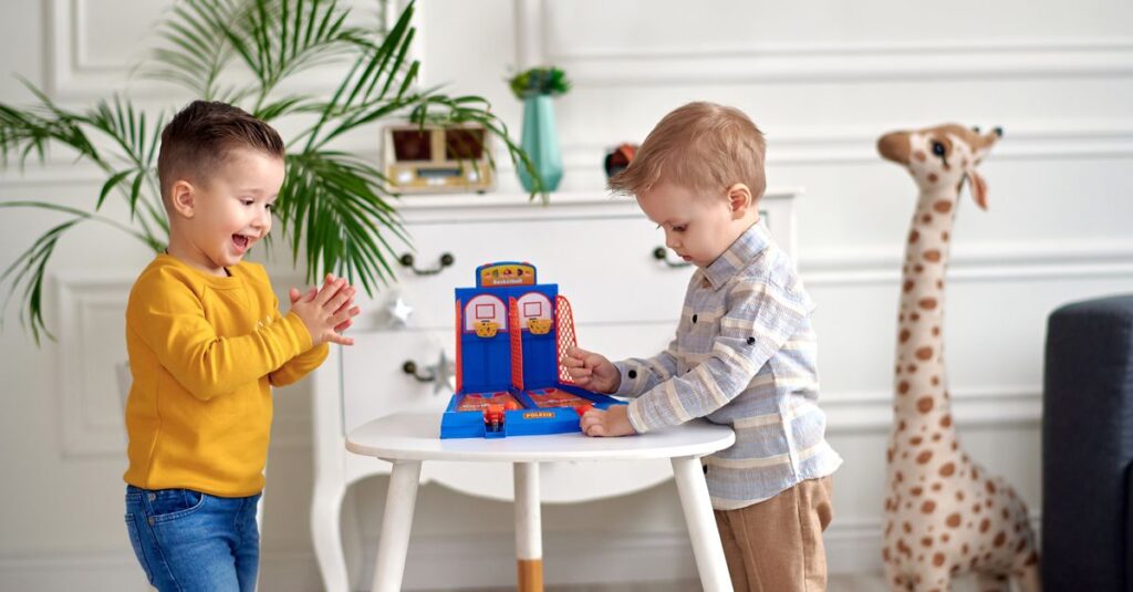 3歳から6歳の幼児がカラフルなボードゲームを楽しんでいる様子