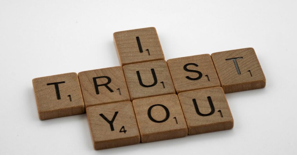 協力型ボードゲームで家族が一緒に作戦を練っている様子