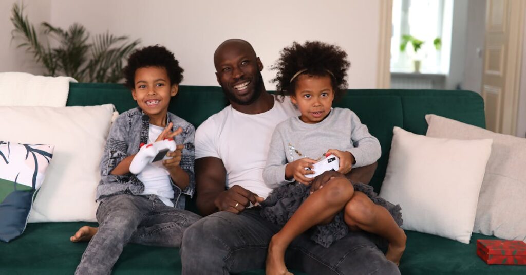 ボードゲームを通じて家族が大笑いしている様子。世代を超えて楽しんでいる。