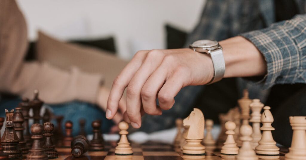 子どもが自分で遊びたいボードゲームを選んでいる場面