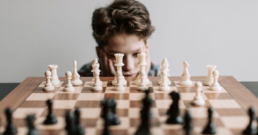 小学生高学年の子どもたちが戦略的なボードゲームに挑戦している場面。集中した表情が印象的
