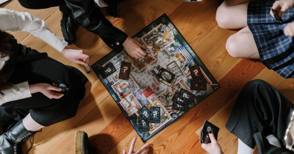 家族でボードゲームを囲んで楽しく会話している様子