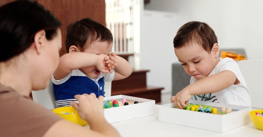 笑いが絶えないボードゲームを楽しむ家族。子どもと大人が一緒に盛り上がっている様子