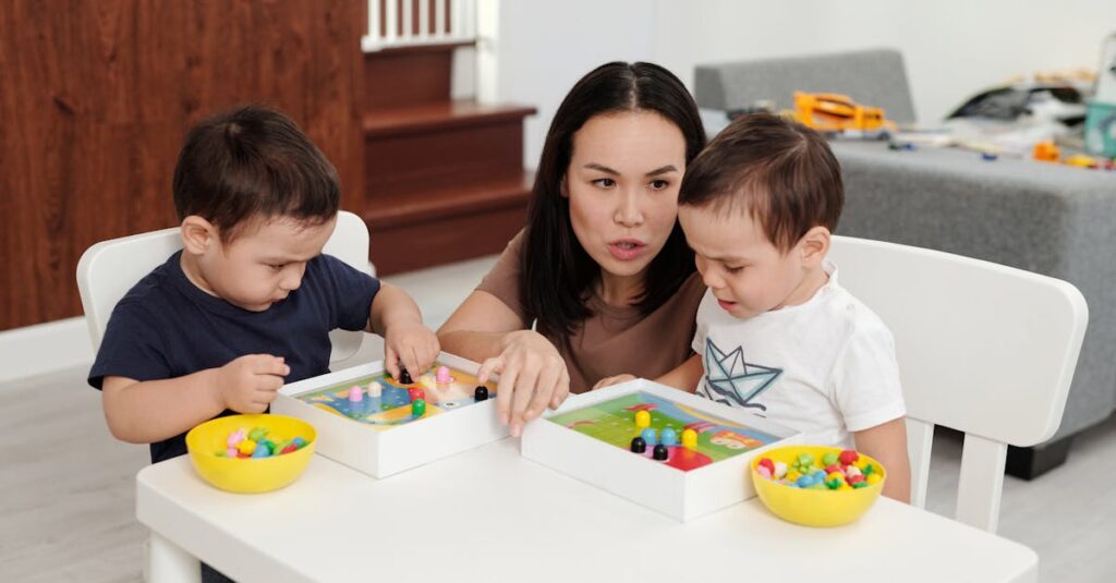 幼児向けのボードゲームを家族で楽しむ様子。カラフルなカードと笑顔あふれる子どもの表情が特徴