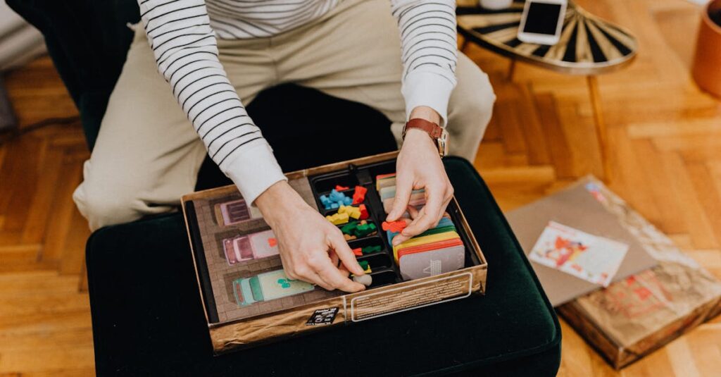 収納しやすく持ち運びに便利なボードゲーム。旅行や帰省にも活躍するコンパクトサイズのゲームを選ぶ様子