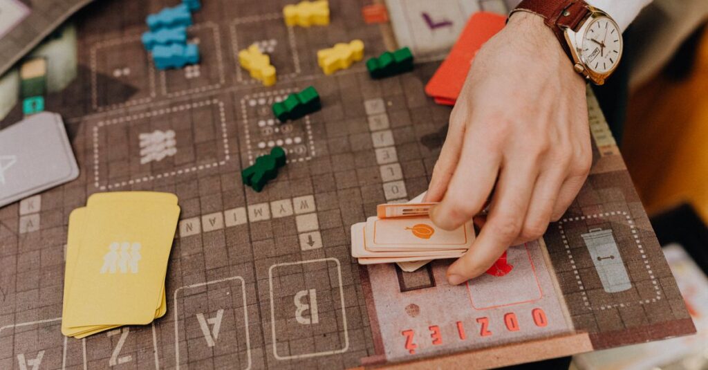 午後の集中した時間に、家族全員で戦略ボードゲームを楽しむ様子。思考しながらゲームを進める表情が印象的