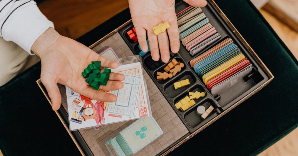 駒やカードを整理して収納ボックスにきれいに収める家族の工夫