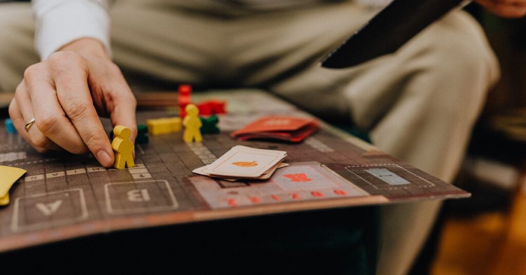 夜のリラックスタイムに家族が協力型ボードゲームを楽しむ様子。温かい照明と穏やかな会話が心地よい雰囲気を演出