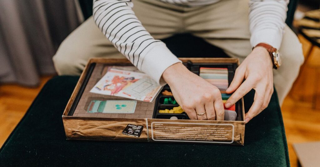 家族でボードゲームを整理しながら楽しむ様子。収納やルール準備が整っている。