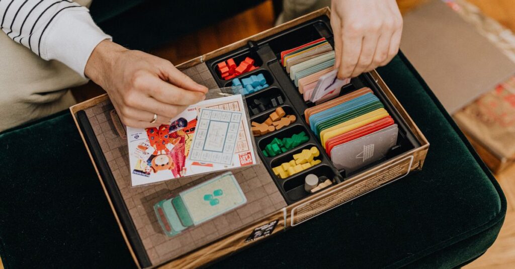 遊んだ後に家族全員で片付けを楽しむボードゲームのシーン