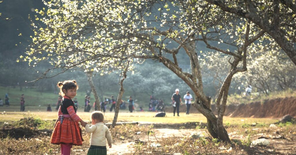 年末年始の夜、家族が集まり恒例のボードゲームを囲んでいる。笑顔と安心感に満ちたあたたかいひととき。