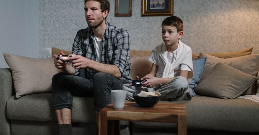 アナログゲームとスマホゲームを比較する小学生の知育シーン