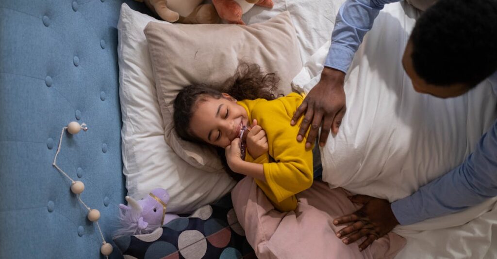 家族がボードゲーム中のハプニングに大笑いしているシーン。父親や子どもの演技や反応に爆笑する様子。