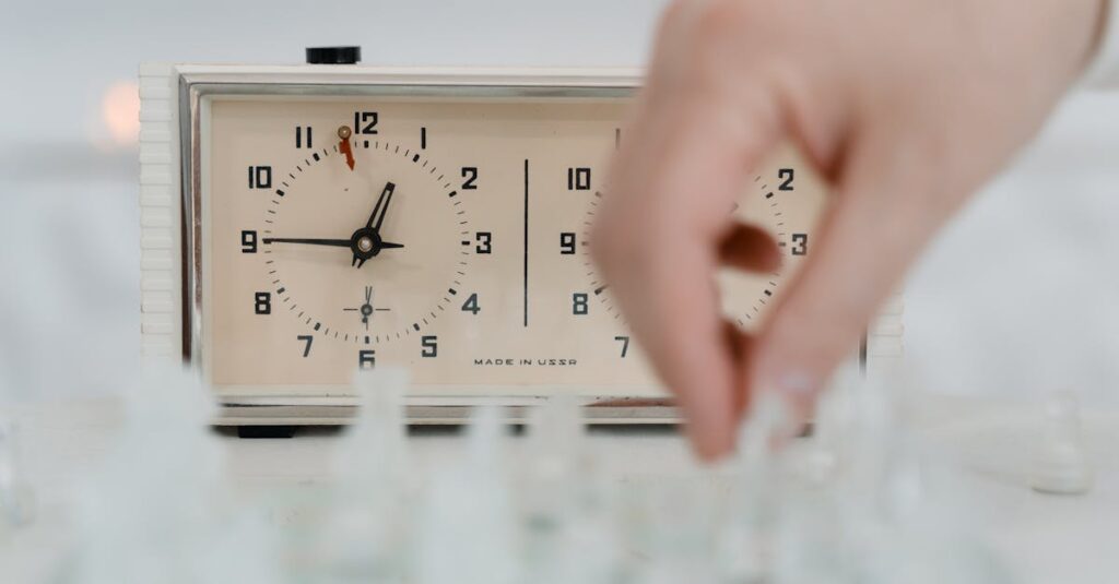 人数と所要時間を考慮してボードゲームを選ぶ家族の様子