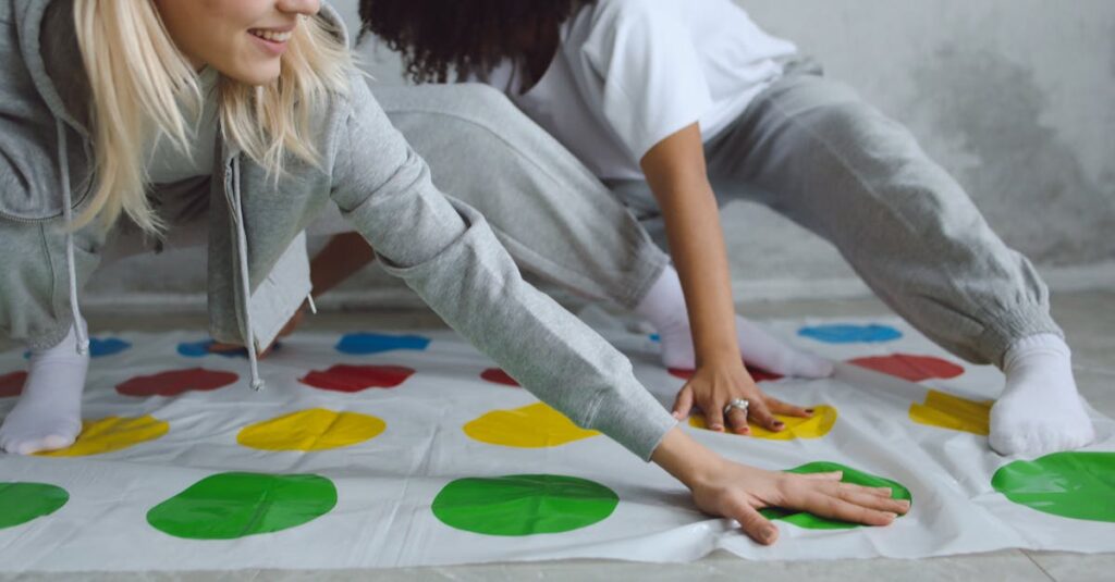 冬休みに家族でツイスターを遊ぶシーン。笑顔で手足をマットに置く家族。