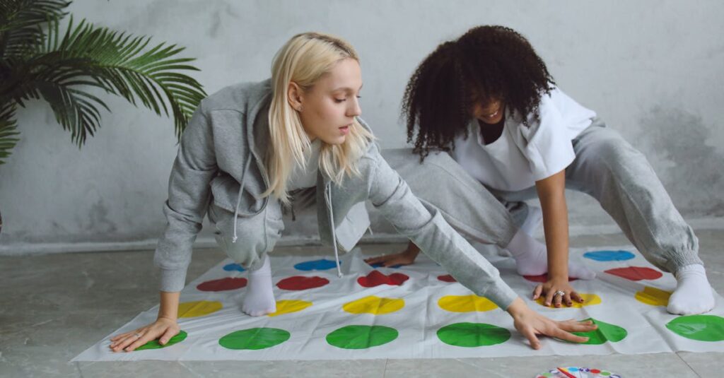 冬休みに家族でツイスターを遊ぶシーン。笑顔で手足をマットに置く家族。