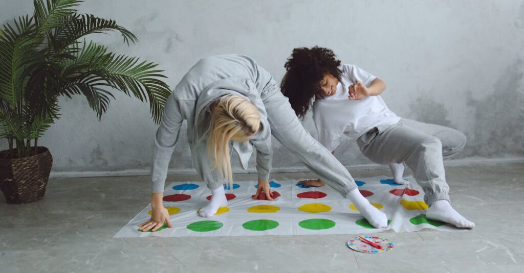 家族でスティッキーゲームを楽しむ様子。子どもが真剣な表情で棒を抜き、他の家族が見守る、緊張と笑いが交錯する瞬間。