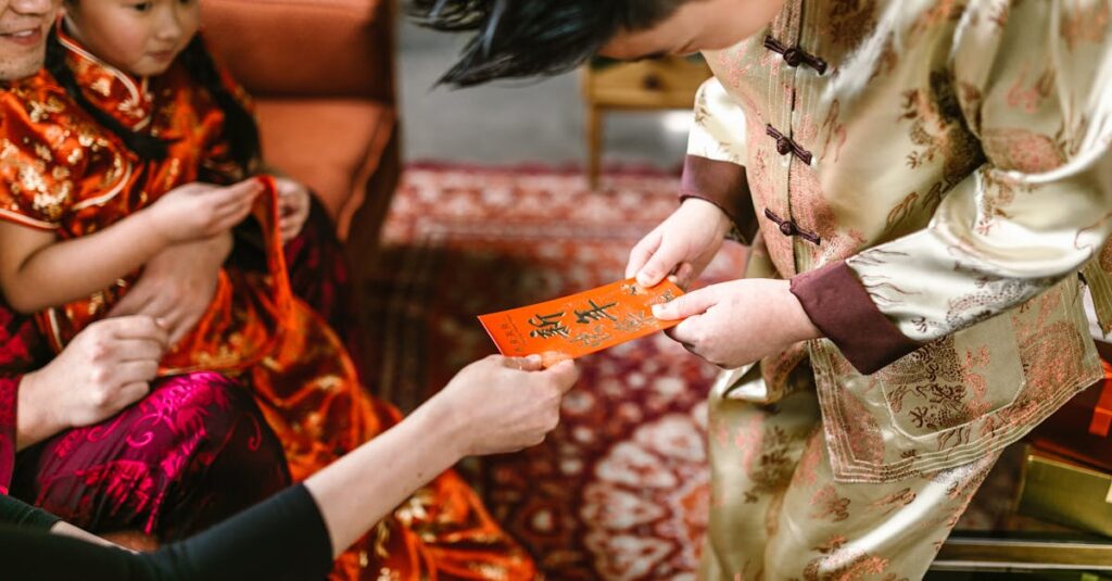 年末年始の夜、家族が集まり恒例のボードゲームを囲んでいる。笑顔と安心感に満ちたあたたかいひととき。