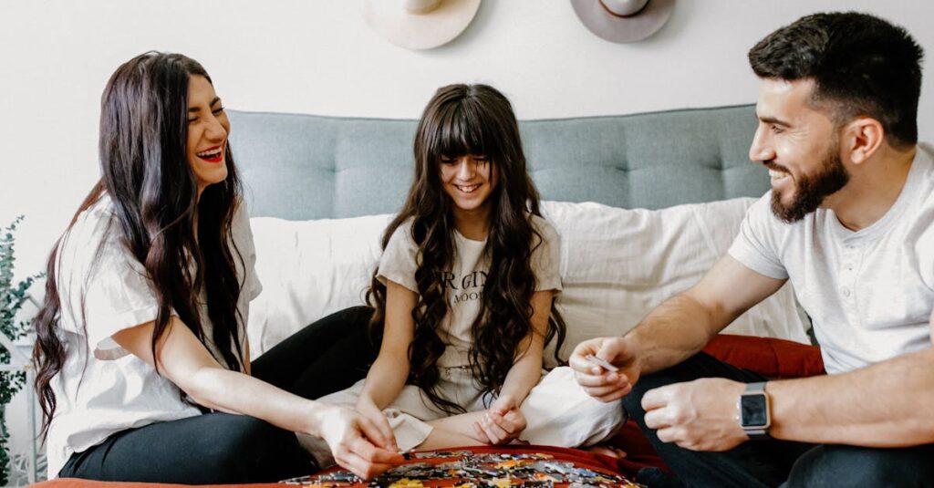 小学生の子どもたちと家族が家で人気のボードゲームを楽しんでいる様子