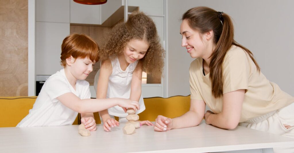 子どもたちが積み重ねるボードゲームで夢中になって遊んでいる様子