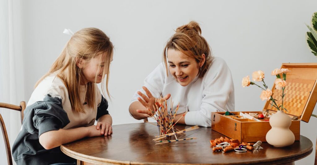 家族でスティッキーゲームを楽しむ様子。子どもが真剣な表情で棒を抜き、他の家族が見守る、緊張と笑いが交錯する瞬間。
