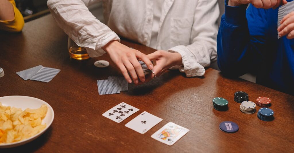 短時間で遊べるカードゲームを家族で楽しんでいる様子。テーブルの上にカードが広がり、笑顔で対話しながら遊ぶシーン。