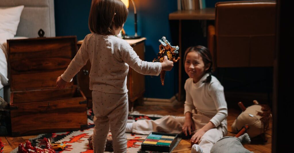 スマホを置いてアナログなボードゲームに夢中になる家族。笑顔と集中が同居する夜のひととき。